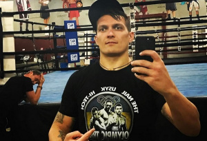 Александр Усик зажигательно отплясывает в зале — видео нового танца