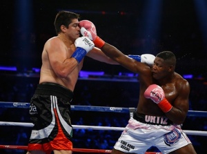 Боксер Ортис победил Видондо в бою за титул временного чемпиона WBA