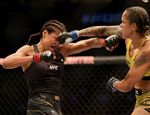 UFC 277: бонусы и видео лучших моментов турнира в Далласе UFC 277: бонусы и видео лучших моментов турнира в Далласе