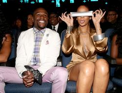 В розовых брюках и с девушкой-кривлякой: Мэйуэзер на шоу BET Awards фото - В розовых брюках и с девушкой-кривлякой: Мэйуэзер на шоу BET Awards