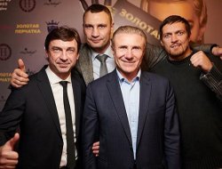 фото - Усик в звёздной компании, Гвоздик в гостях у Хитрова, Уайлдер в африканских нарядах — соцсети 