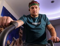 фото - Ломаченко добрым утром, Усик фокусируется на тренажёре, постер реванша Поветкин-Уайт — соцсети 