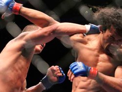 фото - UFC 164: Энтони Петтис отобрал титул у Бена Хендерсона