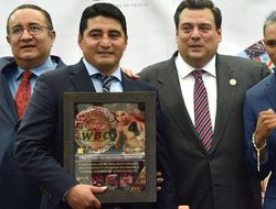Как ныне поживает Эрик Моралес: подборка фото с награждения от WBC и не только фото - Как ныне поживает Эрик Моралес: подборка фото с награждения от WBC и не только