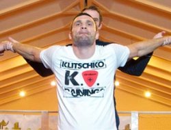 фото - Виталий Кличко: «Удивлен тем, как Адамек умудрялся оставаться на ногах»