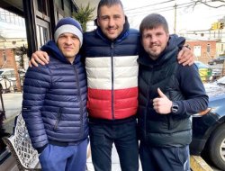 фото - Деревянченко, Гвоздик и Хитров в Бруклине; Бетербиев с Ривасом на хоккее; Лебедев, Проводников и Кокляев в бане — соцсети 