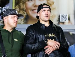 Как абсолютного чемпиона мира Усика встречали в киевском аэропорту: фото фото - Как абсолютного чемпиона мира Усика встречали в киевском аэропорту: фото