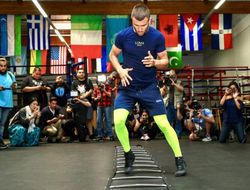 Василиий Ломаченко на открытой тренировке: фото и видео фото - Василиий Ломаченко на открытой тренировке: фото и видео