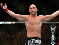 фото - (ММА + Видео) UFC on FUEL TV 8: Вандерлей Силва победил Брайана Стэнна