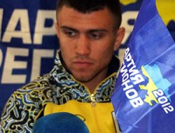 Кадр дня: Василий Ломаченко отправляет спарринг-партнёра в нокдаун фото - Кадр дня: Василий Ломаченко отправляет спарринг-партнёра в нокдаун
