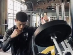 фото - Бивол упражняется со штангой, Эргашев лупит покрышку, ринг-гёлз UFC Fight Night 178 — соцсети 