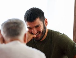 фото - Редкач сцепился с Ломаченко в церкви, Бетербиев развивает мозг, Олейник может нарубить дров — соцсети 