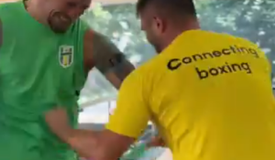 «Мне тоже больно!» Усик и Митрофанов отдубасили друг друга по корпусу — видео