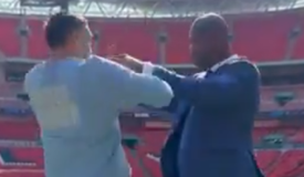 Дюбуа толкнул Усика на первой битве взглядов перед реваншем: видео Дюбуа толкнул Усика на первой битве взглядов перед реваншем: видео