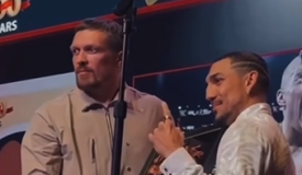 Теофимо Лопес наградил Александра Усика в Нью-Йорке: видео Теофимо Лопес наградил Александра Усика в Нью-Йорке: видео