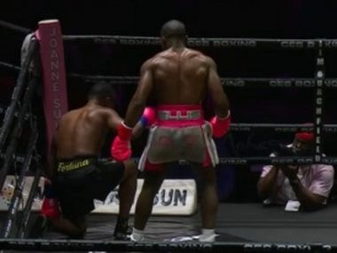 Эллис забил экс-чемпиона Фортуну - фото