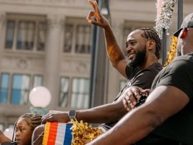 Парад Кроуфорда закончился инцидентом с копами — Теренса держали под прицелом: видео - фото