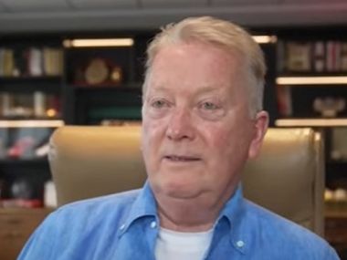 Если Усик снова победит Дюбуа, будет третий бой — Уоррен Если Усик снова победит Дюбуа, будет третий бой — Уоррен - фото