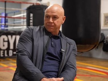 «Бой Усика против человека с тросточкой». Британский тренер предлагает другой вариант с Уайлдером - фото