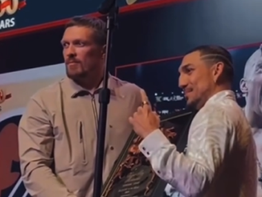 Теофимо Лопес наградил Александра Усика в Нью-Йорке: видео Теофимо Лопес наградил Александра Усика в Нью-Йорке: видео - фото