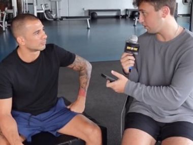 Самый долгоиграющий чемпион UFC нацелен побить рекорд легенды - фото