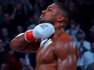 Кадр дня: Энтони Джошуа с флагом Украины - фото