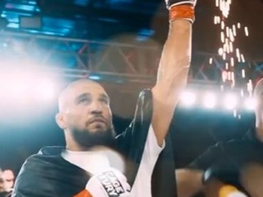 Кадр дня: Александр Усик после спарринга со звездой ММА - фото