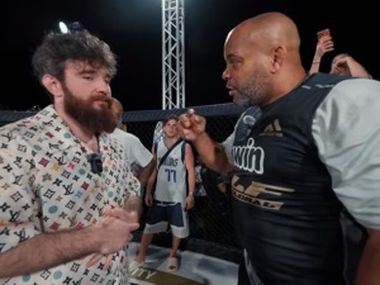 Кормье едва не покинул российское фрик-шоу — бойцы могли устроить поножовщину - фото