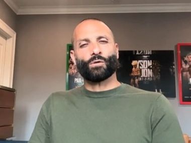 Прикол дня: промоутер Пола объяснил, почему Джейк «залип» на грудь Джошуа - фото