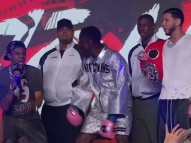 Хитчинс побил Камбососа в дебютной защите титула: видео - фото