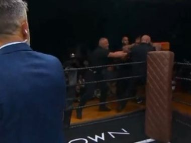 Дичь на турнире по грязному боксу: видео нокаута и драки - фото