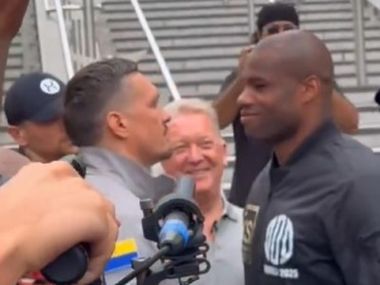 Дюбуа кричал в лицо Усику: видео встречи лицом к лицу в Лондоне Дюбуа кричал в лицо Усику: видео встречи лицом к лицу в Лондоне - фото