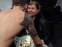 фото - Пронзительный момент: Чарли Эдвардс приносит пояс тяжелобольной матери — видео