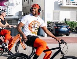 фото - Иноуэ готов потеть, Ковалёв с любимой актрисой детства, Мэйуэзер пересел на велик — соцсети