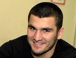 фото - Артур Бетербиев извалял и избил Тэйвориса Клауда