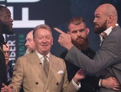 фото - Тайсон Фьюри нарывался с Уайлдером: Да моя жена бьёт сильнее, чем этот бомж! — видео