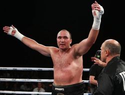 фото - Александр Устинов подерётся с призёром ОИ-2016