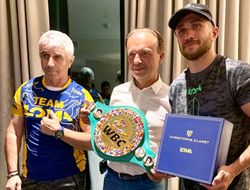 фото - Подарки для Ломаченко, Ковалёв в бане с семьёй, Бетербиев даёт интервью — соцсети