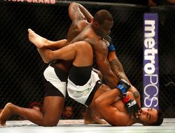 фото - UFC: Сен-Прю травмировался, но всё равно побил Кавальканте