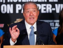 фото - Арум оценил вероятность реванша Пакьяо и Мэйуэзера