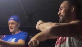 Фьюри пляшет в кемпе вместе с «тренером» Паркером: видео