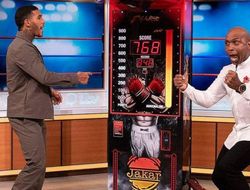 фото - Легендарный Найджел Бенн с сыном посоревновались на бокс-автомате: видео