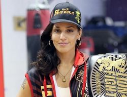 фото - Лицо Антонины Шевченко после 45 пропущенных ударов: кадр дня