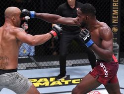 фото - Лучшие моменты боя Неил Мэгни — Робби Лоулер: видео