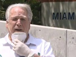 фото - Гэри Шоу передал тысячи защитных масок полиции Майами