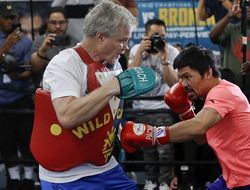 фото - Фредди Роуч в восторге от Пакьяо: 42-летний Мэнни показал ему «кубики»