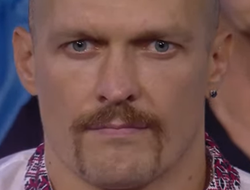 фото - Чуб, шлёпки и «ядерные» носочки. Новый образ Александра Усика на взвешивании — фото