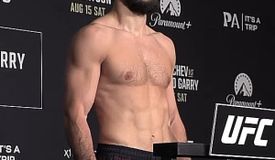 Махачев и Гэрри прошли взвешивание перед UFC 330: результаты и видео