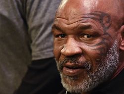 фото - Майк Тайсон загремел с гироскутера – видео