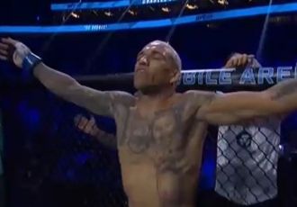 Оливейра не оставил шансов Холлоуэю в реванше